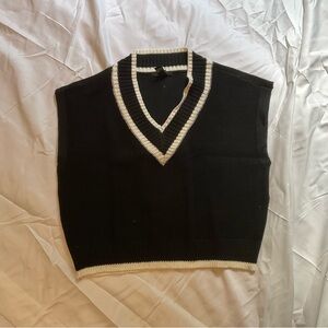 Forever 21 Black and White Sleeveless V-Neck Sweater Classic Knit